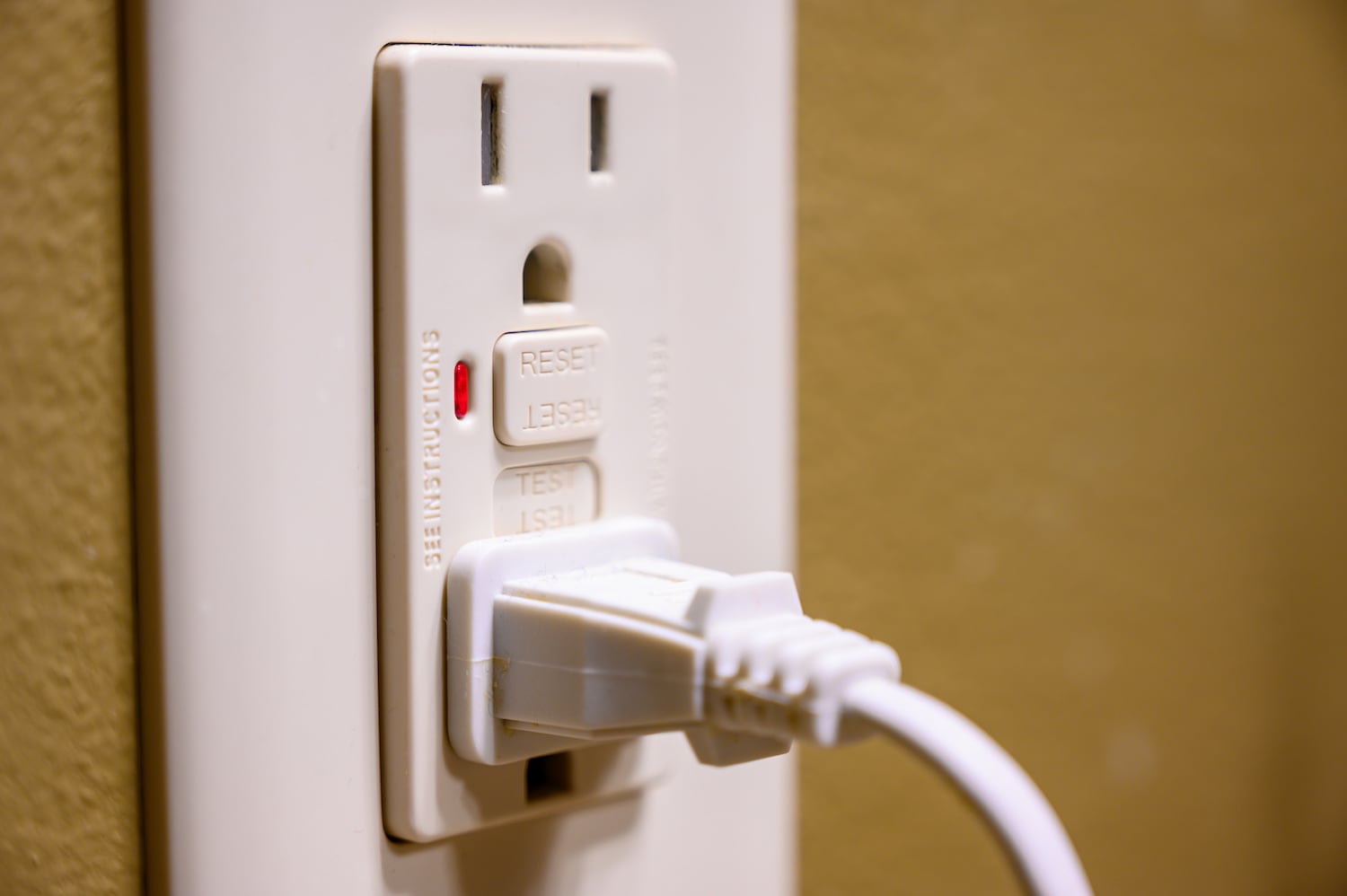 how to wire an outlet plug-in